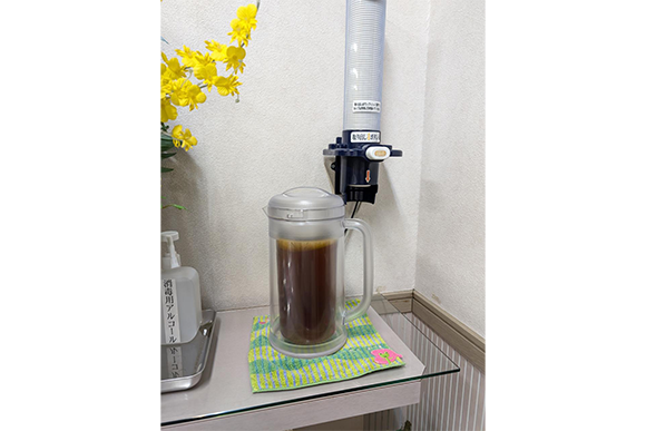 佐野薬局　夏場はキンキンに冷えた麦茶ご用意